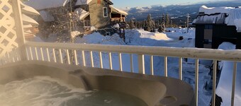 4 Bdrm - Ski in/Out Condo - Private Hot Tub! Quick walk to the Village