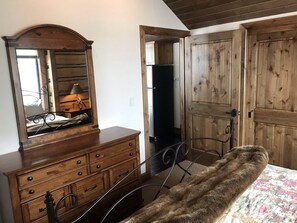 2 bedrooms, iron/ironing board, travel cot, free WiFi - Ski In/Ski Out Guest House at Peak 5 and 1990 Lifts (Park City)