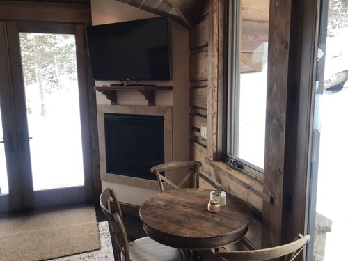 Ski In/Ski Out Guest House at Peak 5 and 1990 Lifts