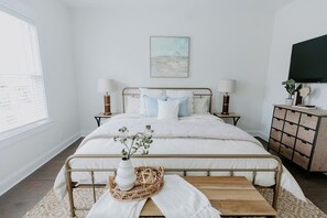 6 bedrooms, desk, iron/ironing board, WiFi