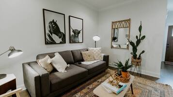 Una televisión, una oficina