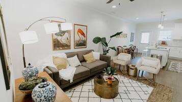 Una televisión, una oficina