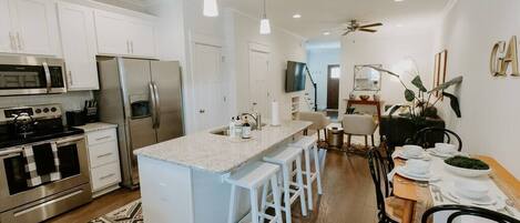 Réfrigérateur, micro-ondes, four, plaque de cuisson