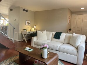 Smart TV, books, stereo, offices