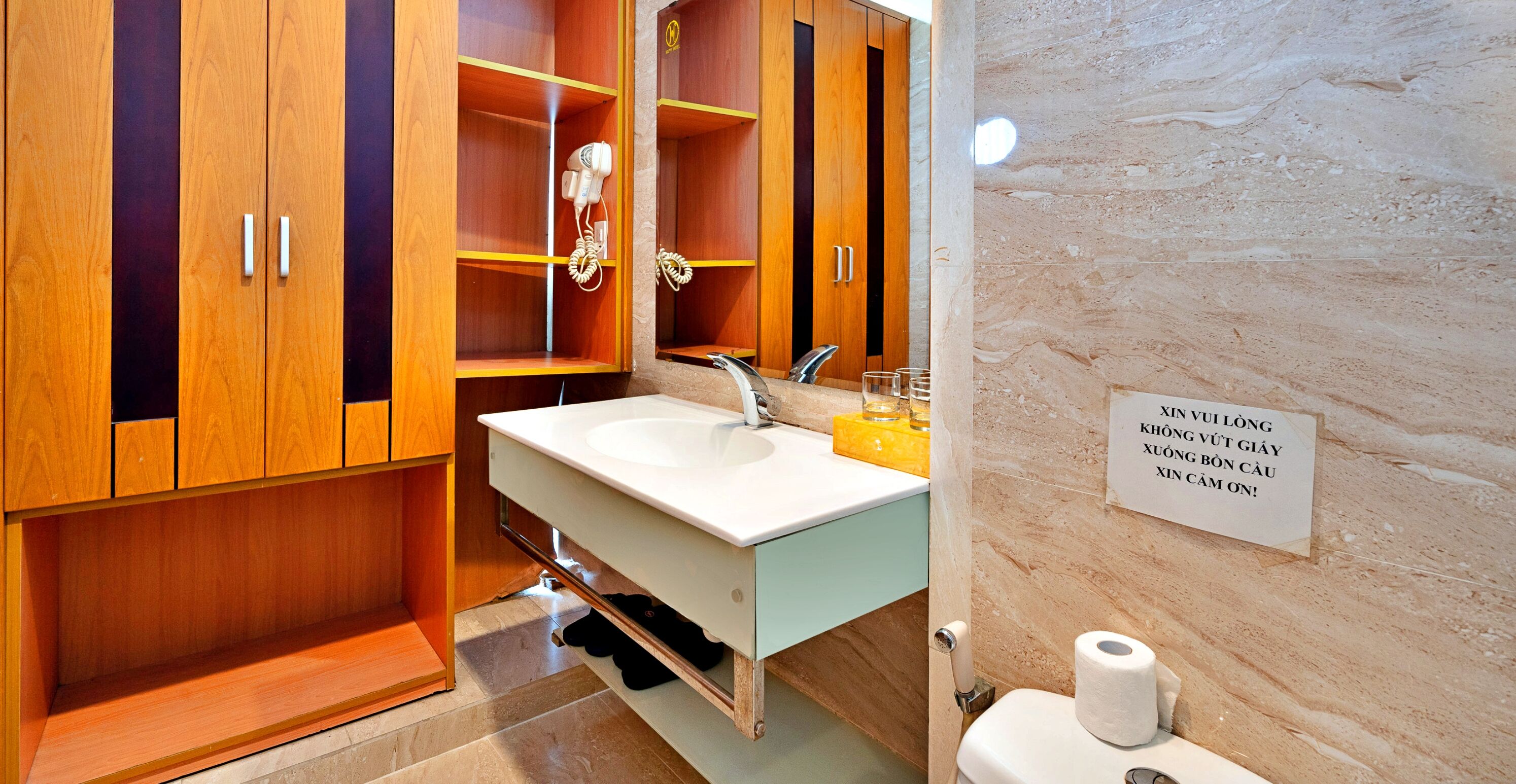 Artículos de tocador gratuitos, pantuflas, jabón, shampoo