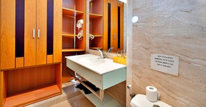 豪華雙人房, 1 張加大雙人床 | 浴室 | 免費盥洗用品、拖鞋、肥皂、洗髮精