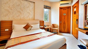 Habitació doble Deluxe, 1 llit de matrimoni | Llençols de cotó egipci i roba de llit d'alta qualitat 