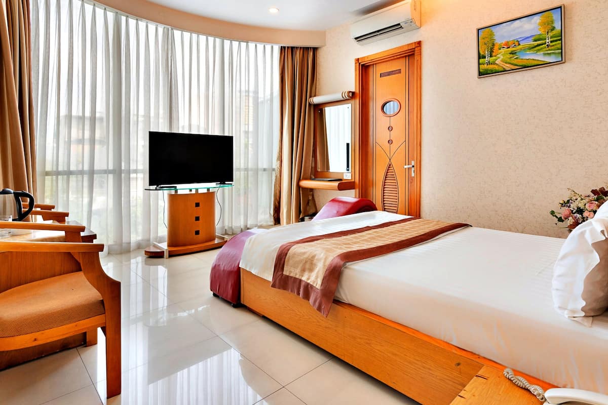 Deluxe Double Room, 1 Queen Bed | Egyptian cotton sheets, premium bedding, memory foam beds, minibar