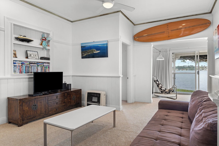 Absolute Waterfront, Cute , 3 Bedroom Family Cottage! - Newcastle