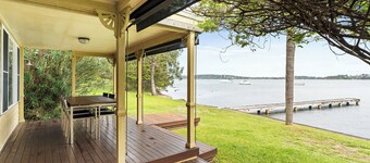 Absolute waterfront, cute , 3 bedroom family cottage!