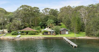 Absolute waterfront, cute , 3 bedroom family cottage!