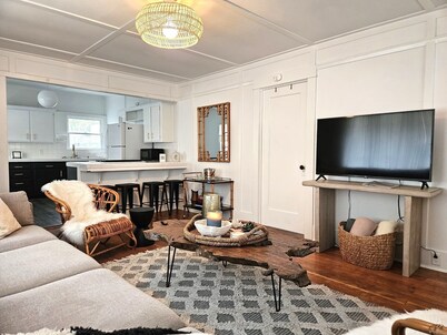 Charming Beach Cottage, 2 blocks from the water!