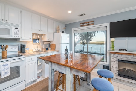 Fridge, microwave, oven, stovetop. Gorgeous Waterfront Battery Creek Retreat