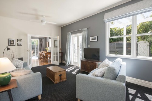 Brookville Cottage - Secluded Nelson Central Location