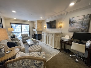 Smart TV, fireplace, video games - Highest Elevation in Snowshoe. Home+Interior building renovated 2023.
(Snowshoe)