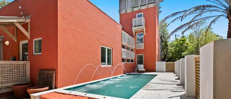 Una piscina al aire libre, una piscina climatizada