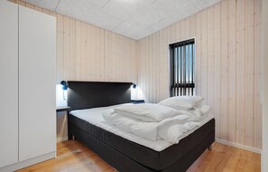 4 bedrooms, travel crib, free WiFi
