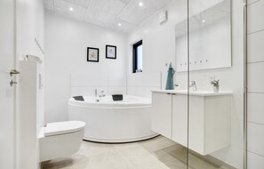Shower - 5 bedroom nice home in Glesborg (Glesborg)