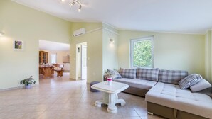 Unclassified image, 4 of 37, button - 3 bedroom gorgeous apartment in Muntic (Muntic)
