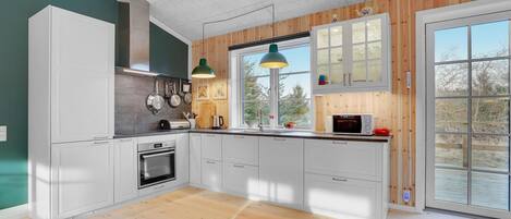 冷蔵庫、オーブン、コンロ、食器洗い機