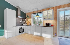 Réfrigérateur, un four, surface de cuisson, lave-vaisselle