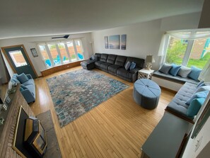 Smart TV - Beach Retreat with Free Play Game Room. 9 Beds (Oscoda)