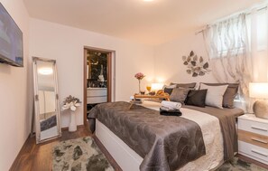 4 bedrooms, travel crib, free WiFi, bed sheets - Awesome home in Gorica (Gorica)