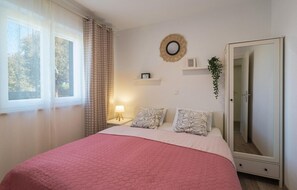2 bedrooms, WiFi (free), bed sheets - Beach front home in Postira (Postira)