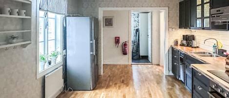 Fridge, stovetop, dishwasher, coffee/tea maker