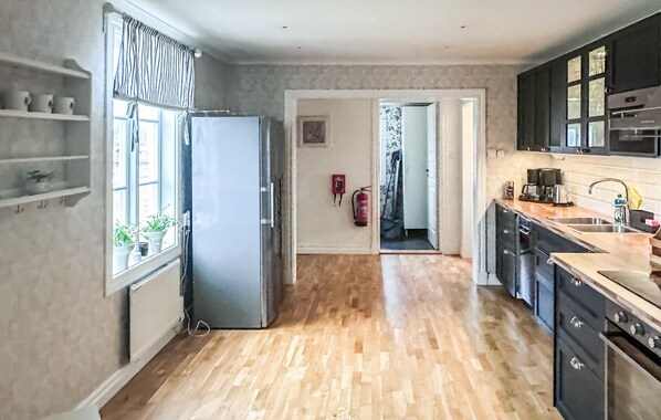 Jääkaappi, liesi, astianpesukone, kahvin-/teenkeitin