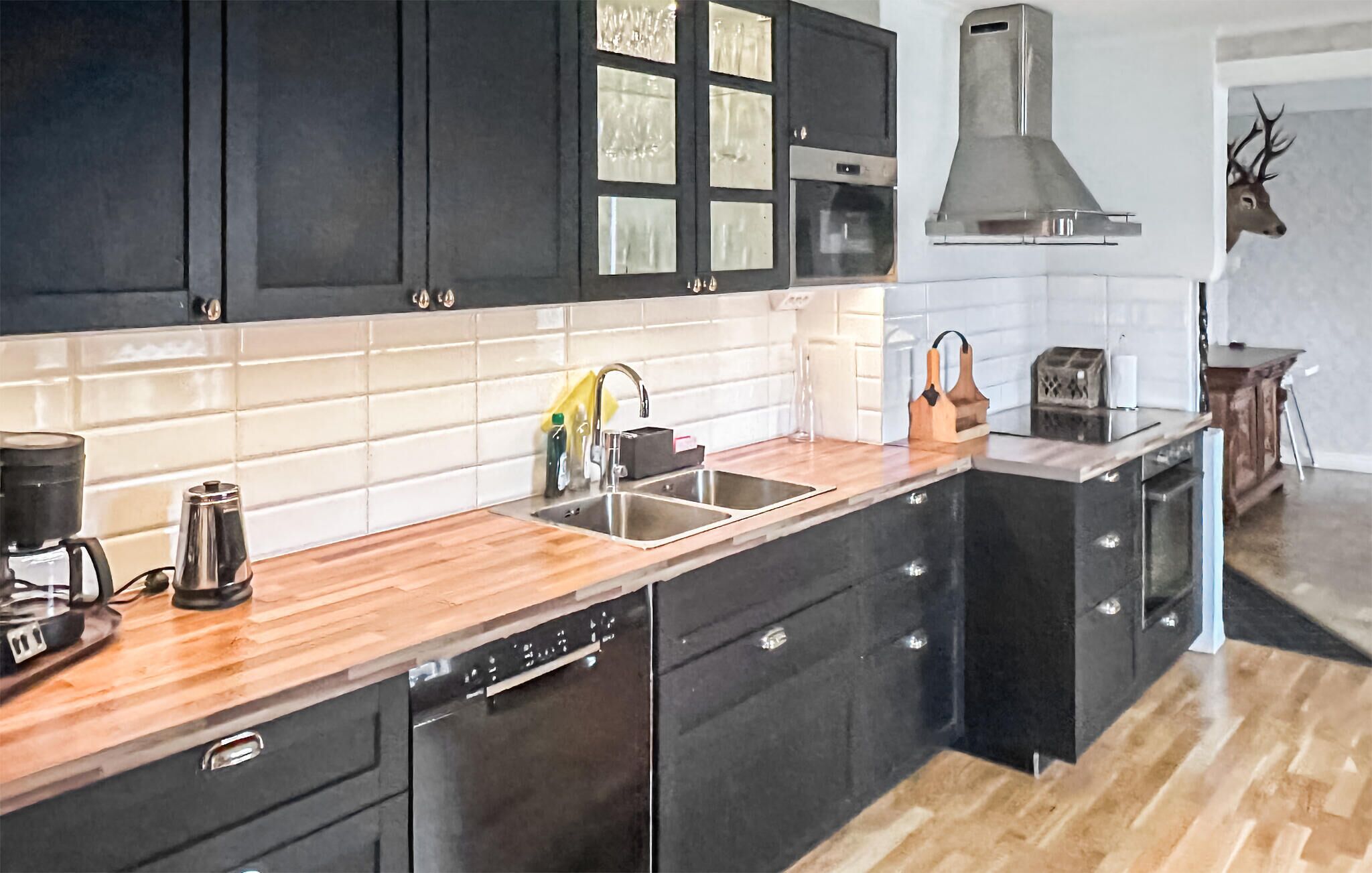 Refrigerador, parrilla de estufa, lavavajillas y cafetera y tetera 