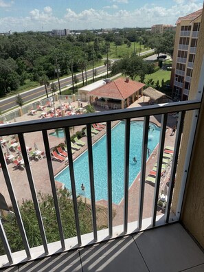 Alberca techada y alberca al aire libre