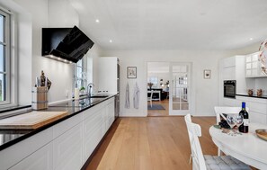 Fridge, microwave, oven, dishwasher - 6 bedroom cozy home in Grindsted (Grindsted)
