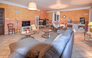 Fernseher, Kamin, Tischtennisplatte