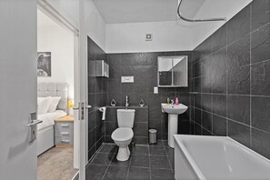Departamento, 2 habitaciones | Baño | Tina con regadera, amenidades de baño gratuitas, secadora de cabello 