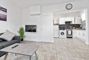 Full-size fridge, microwave, oven, stovetop - West Ealing SVD Apt. - 2 Bedroom 2 Bath (London)