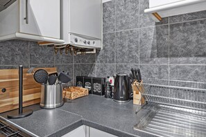 Departamento, 2 habitaciones | Cocina privada | Refrigerador con congelador, microondas, horno y parrilla de estufa 