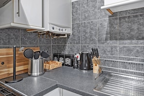 Departamento, 2 habitaciones | Cocina privada | Refrigerador con congelador, microondas, horno y parrilla de estufa