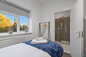 Appartement, 2 chambres | Salle de bain | Ensemble douche/baignoire, articles de toilette gratuits, sèche-cheveux