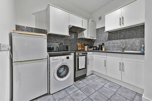 Departamento, 2 habitaciones | Baño | Tina con regadera, amenidades de baño gratuitas, secadora de cabello