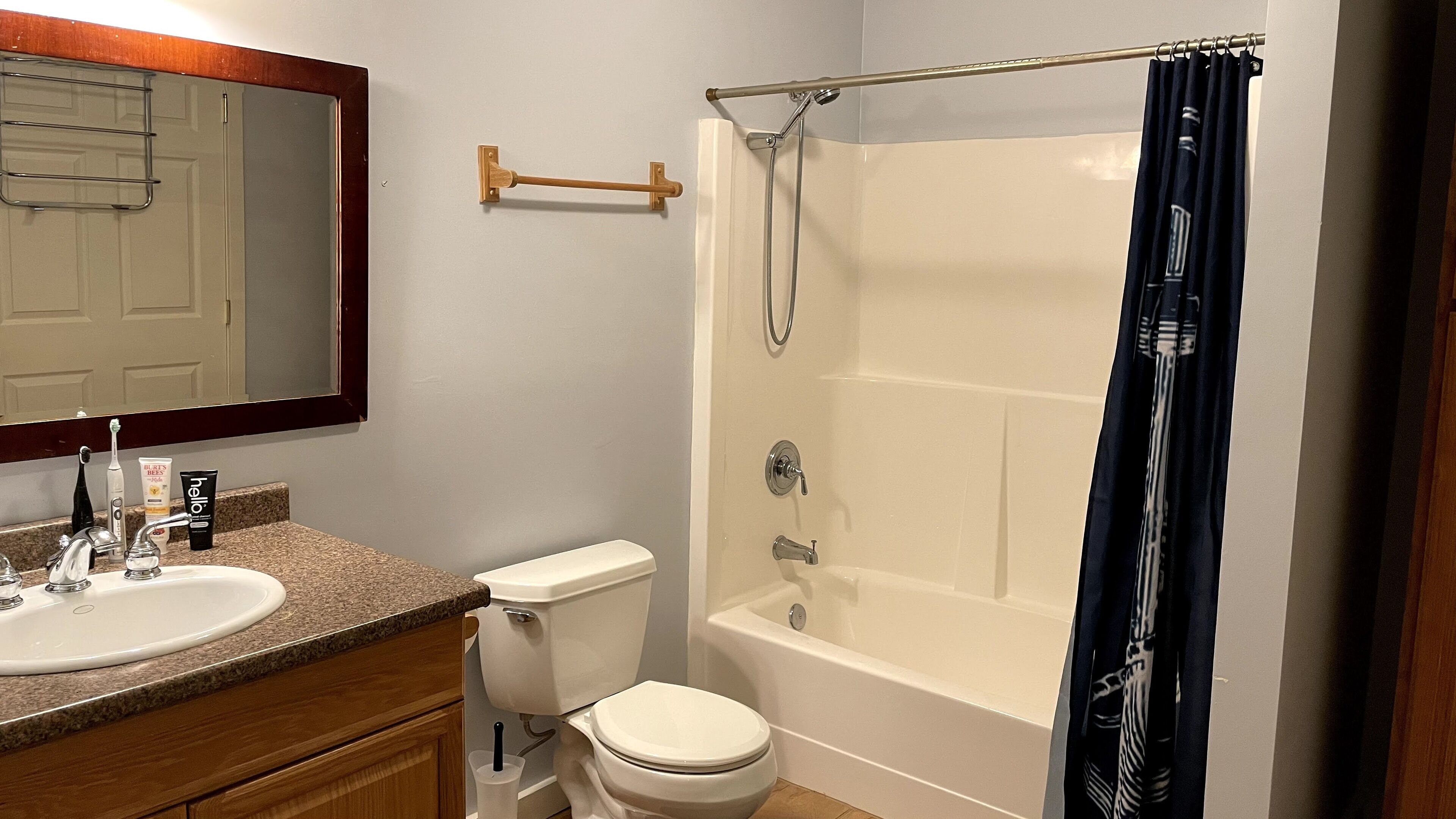 Ein Badezimmer mit Waschbecken, Toilette und Badewanne.