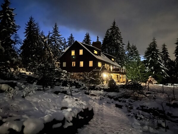 Exterior - Log Cabin Daylight Basement Family Fun Center, Hot Tub, Free EV Charging (Port Angeles)