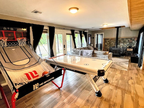 Log Cabin Daylight Basement Family Fun Center, Hot Tub, Free EV Charging