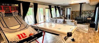 Log Cabin Daylight Basement Family Fun Center, Hot Tub, Free EV Charging