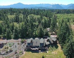 Exterior - Log Cabin Daylight Basement Family Fun Center, Hot Tub, Free EV Charging (Port Angeles)
