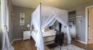 3 bedrooms, desk, travel crib, free WiFi - Log Cabin Daylight Basement Family Fun Center, Hot Tub, Free EV Charging (Port Angeles)