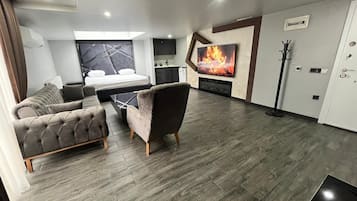 Studio, 1 King Bed, Terrace | Hypo-allergenic bedding, iron/ironing board, cots/infant beds, free WiFi
