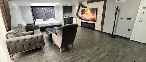 Studio, 1 King Bed, Terrace | Hypo-allergenic bedding, iron/ironing board, cribs/infant beds