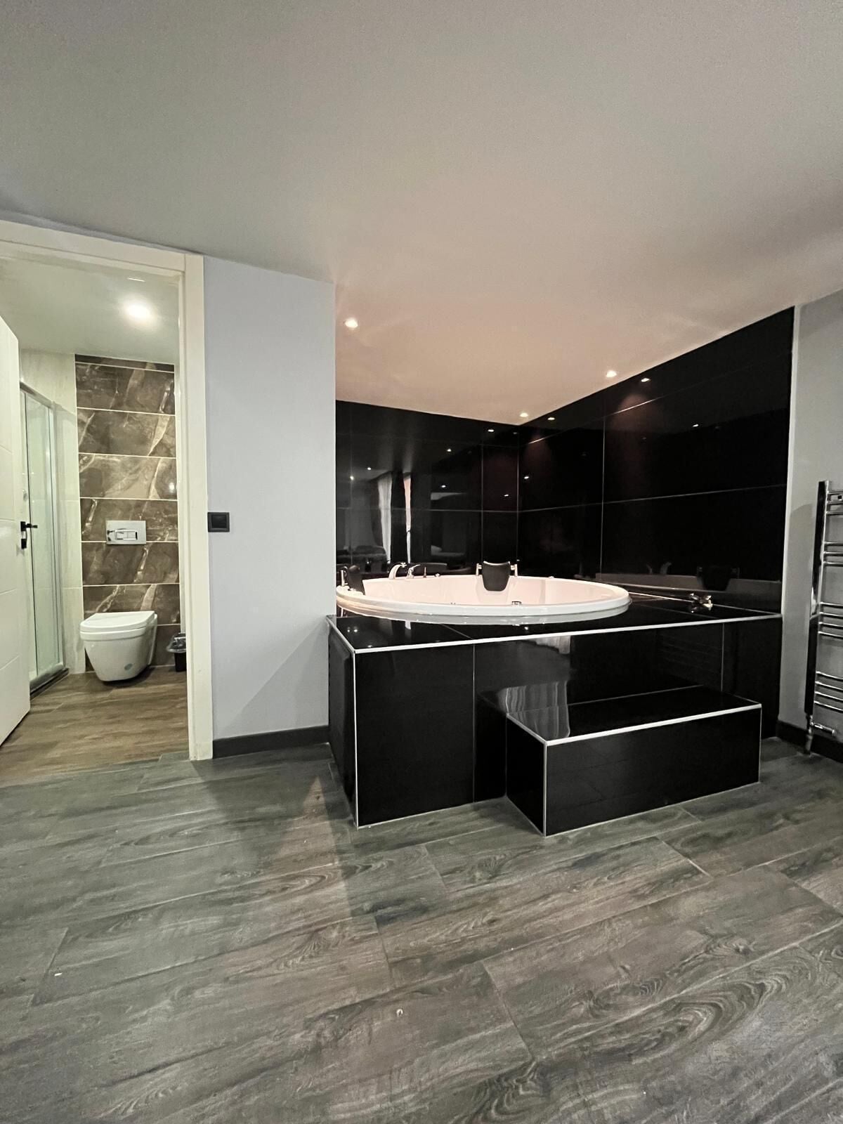 Studio, 1 King Bed, Terrace | Hypo-allergenic bedding, iron/ironing board, cots/infant beds, free WiFi