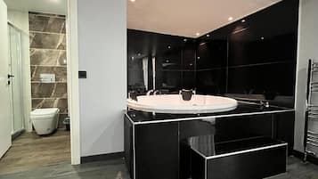 Studio, 1 King Bed, Terrace | Hypo-allergenic bedding, iron/ironing board, cots/infant beds, free WiFi